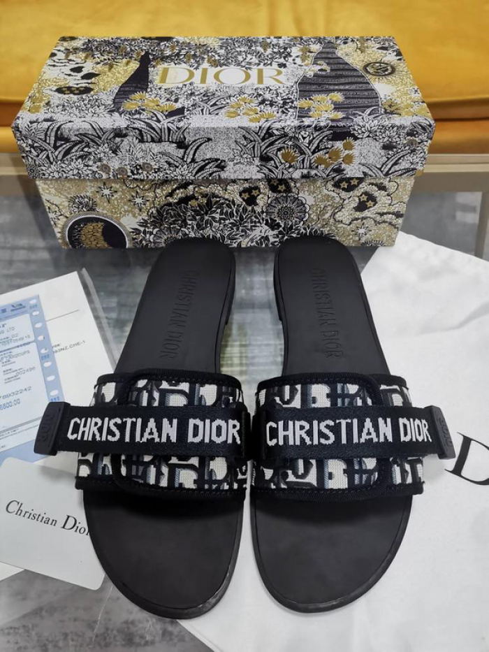d10r sandal