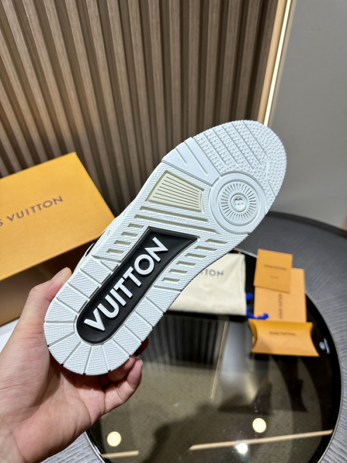 L0VT SNEAKER