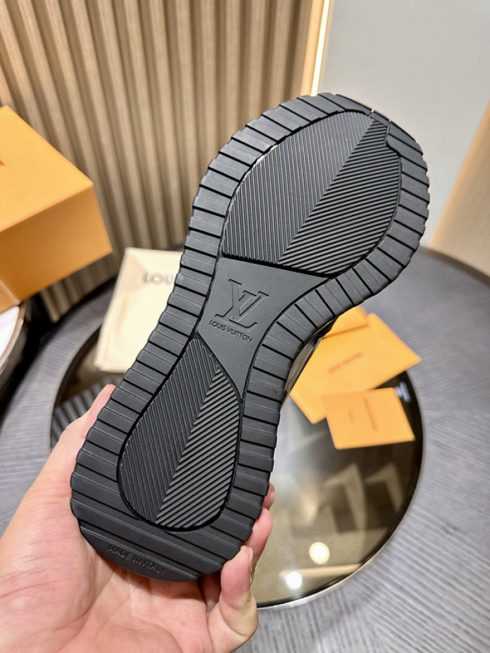 L0VT SNEAKER