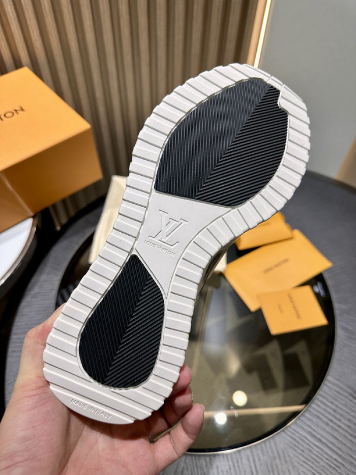 L0VT SNEAKER