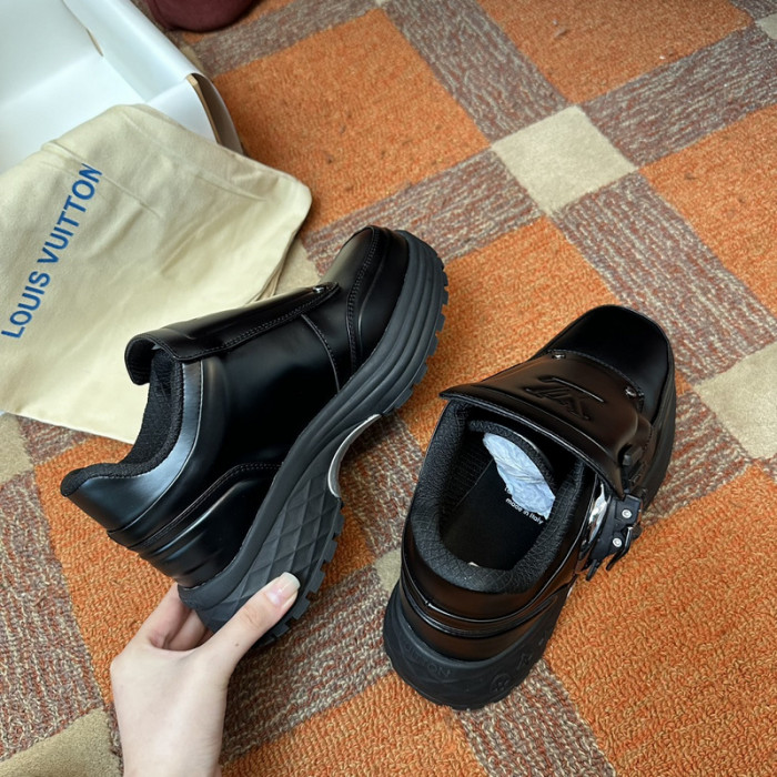 L0VT SNEAKER