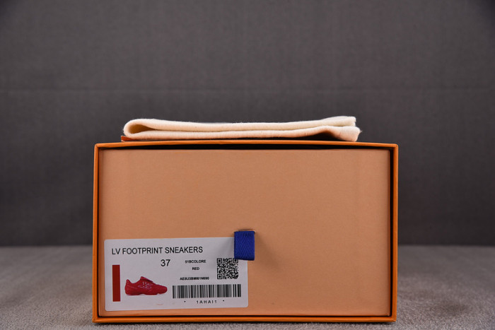 L0VT SNEAKER